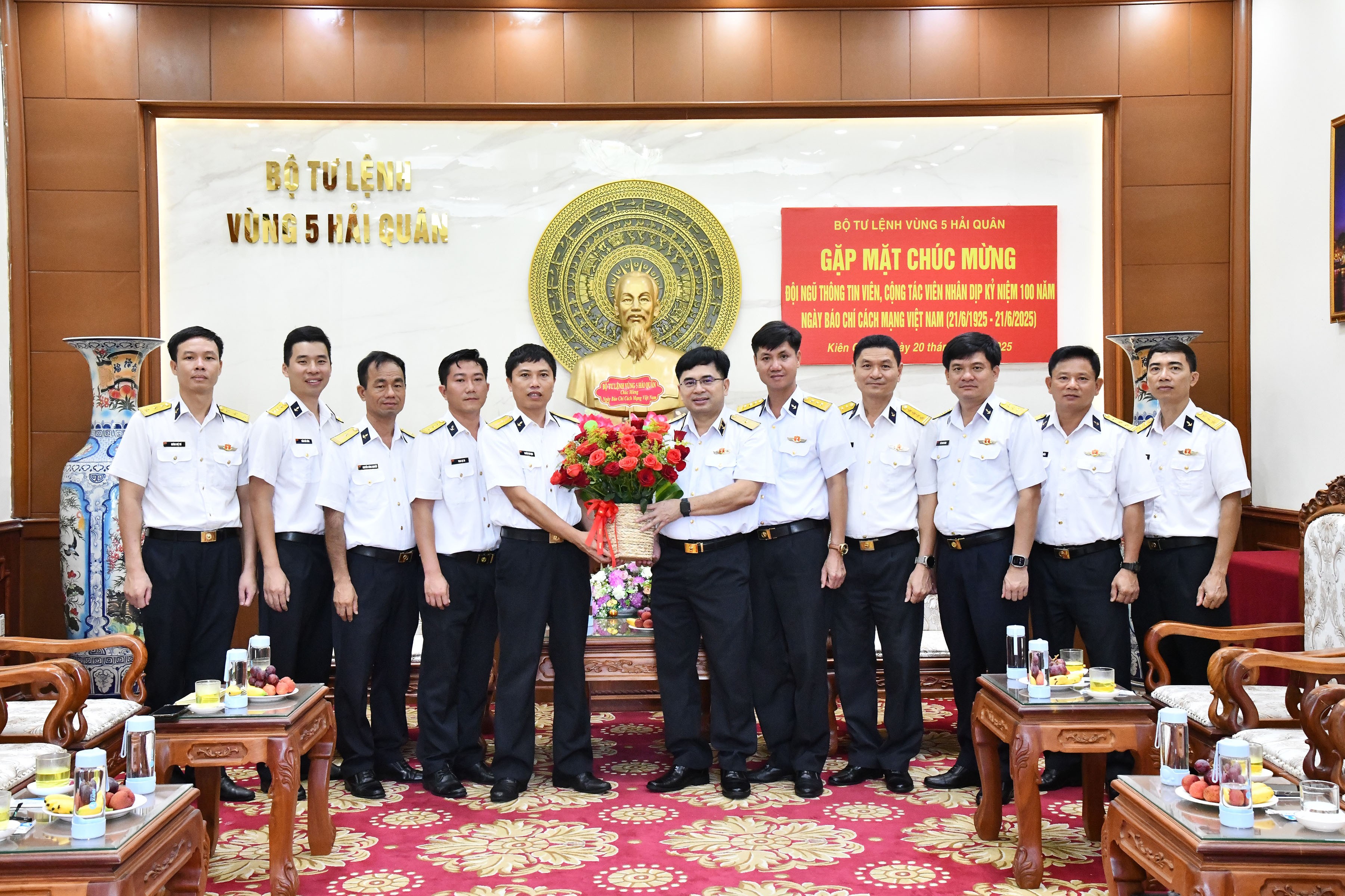 Chuẩn Đô đốc Trịnh Xuân Tùng tặng hoa chúc mừng các thông tin viên, cộng tác viên. (Ảnh: Định Cường)
