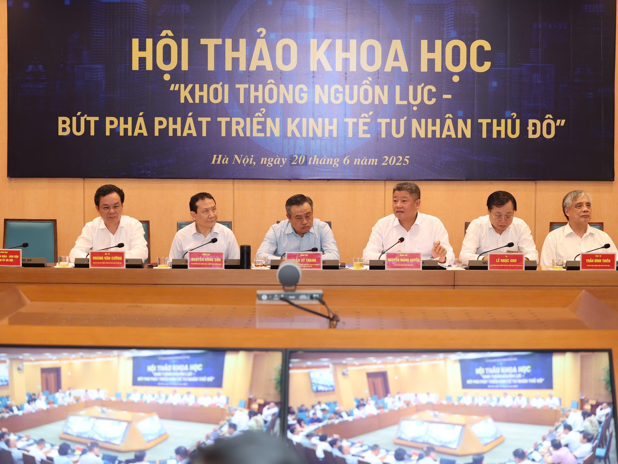 Hội nghị được tổ chức từ điểm cầu trụ sở UBND Thành phố và trực tuyến đến trụ sở các quận/huyện/thị xã của thành phố. (Ảnh: VGP)