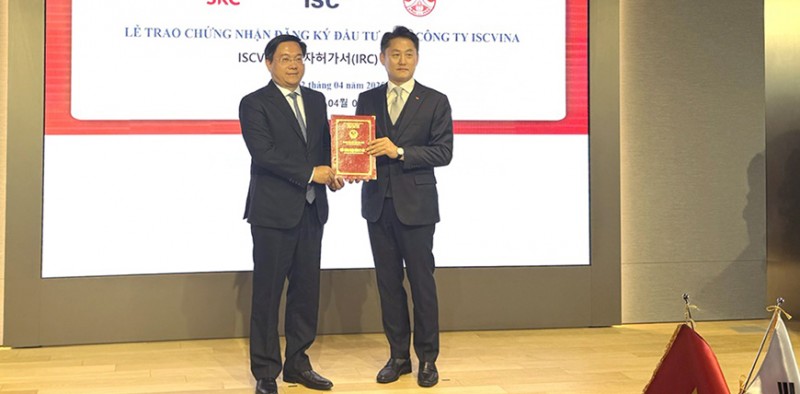 Chủ tịch UBND tỉnh Trần Duy Đông trao Giấy chứng nhận mở rộng đầu tư cho Công ty ISC Vina​