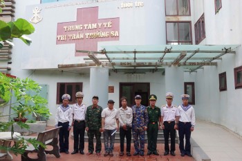 Quân y Đảo Trường Sa cứu chữa kịp thời ngư dân gặp nạn trên biển