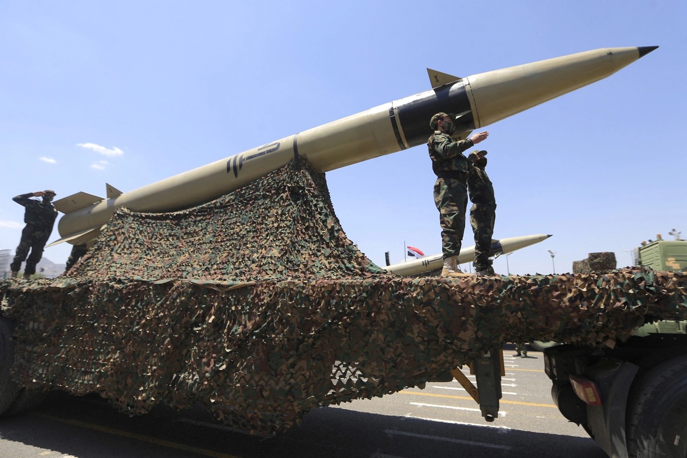 Tên lửa của Houthi tại cuộc diễu binh ở Sanaa, Yemen tháng 9/2023. (Ảnh: AFP)