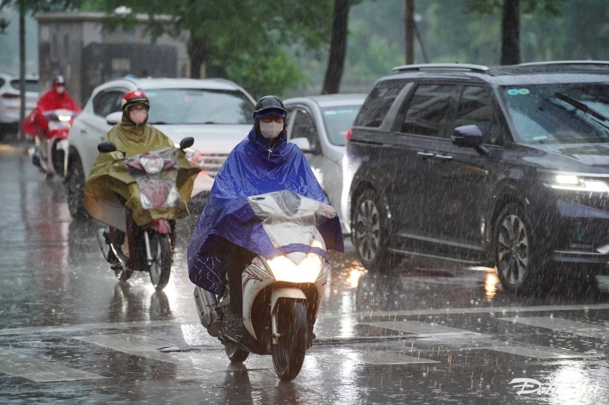 Ngày 23/6, Hà Nội ngày nắng gián đoạn, chiều tối và đêm có mưa rào và dông vài nơi. (Ảnh minh họa: KT)
