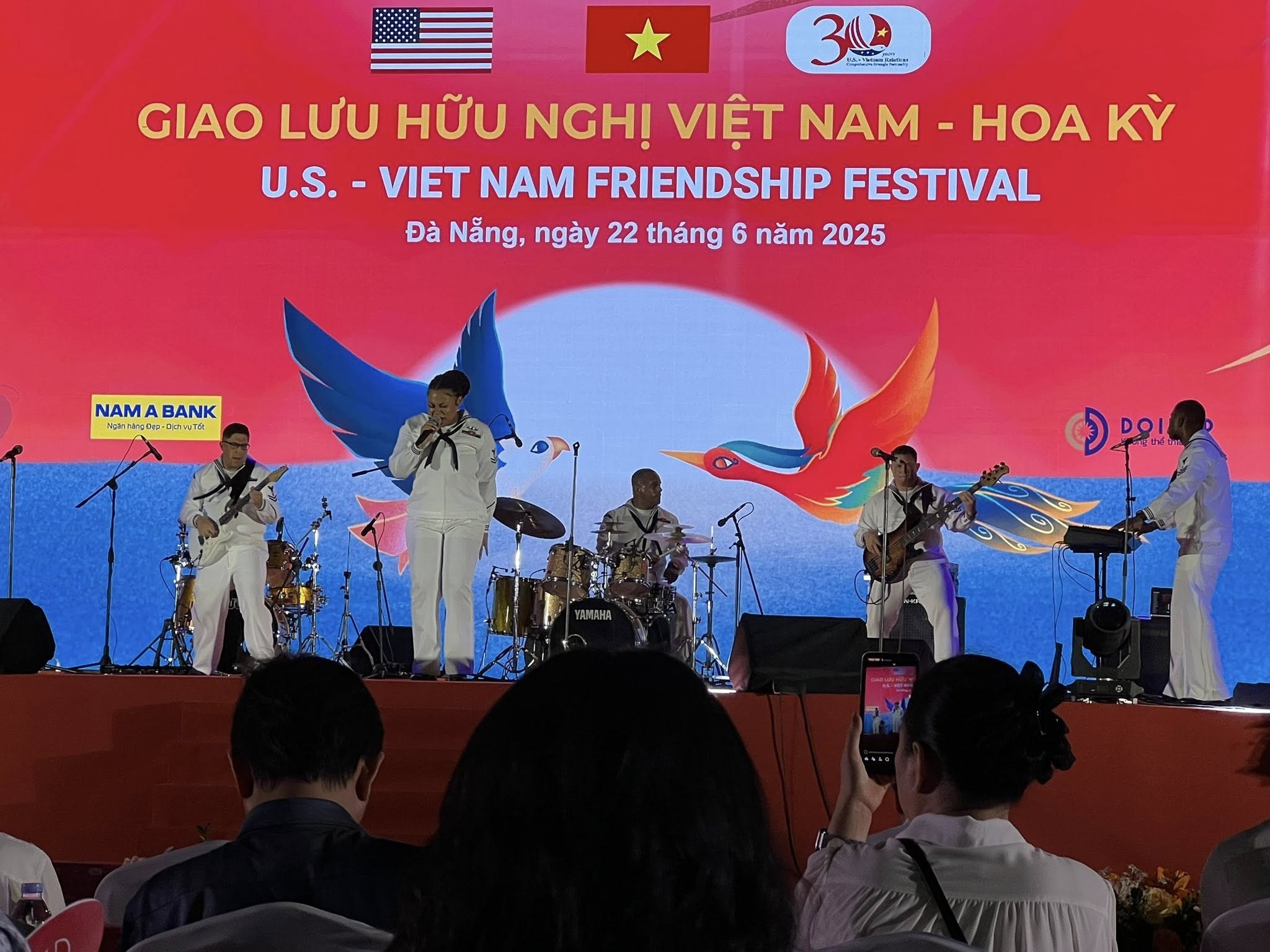 Khoảng 3.000 người tham dự chương trình Giao lưu hữu nghị Việt Nam - Hoa Kỳ tại Đà Nẵng