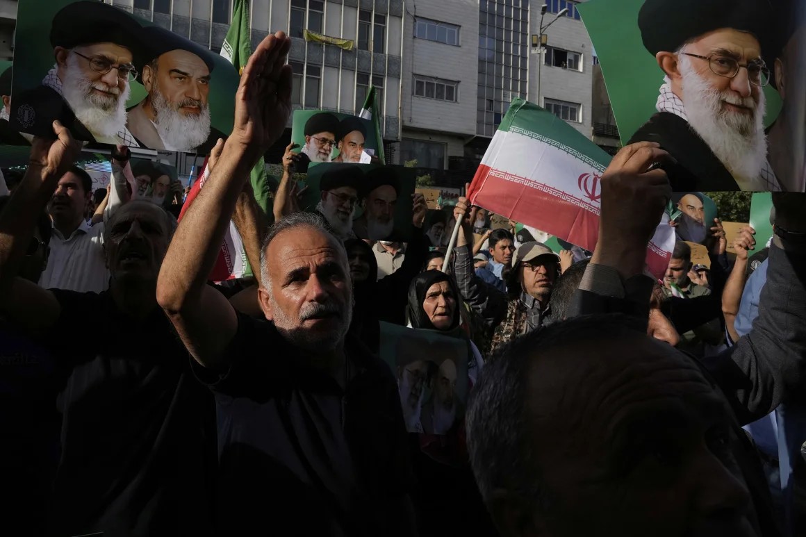 Người dân Iran tham gia cuộc biểu tình tại Tehran vào ngày 22/6/2025. (Ảnh: AP)