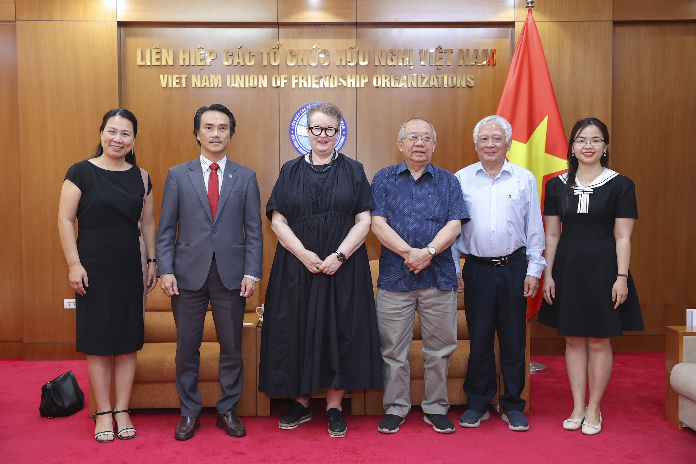 Các đại biểu chụp ảnh lưu niệm. (Ảnh: Đinh Hòa)