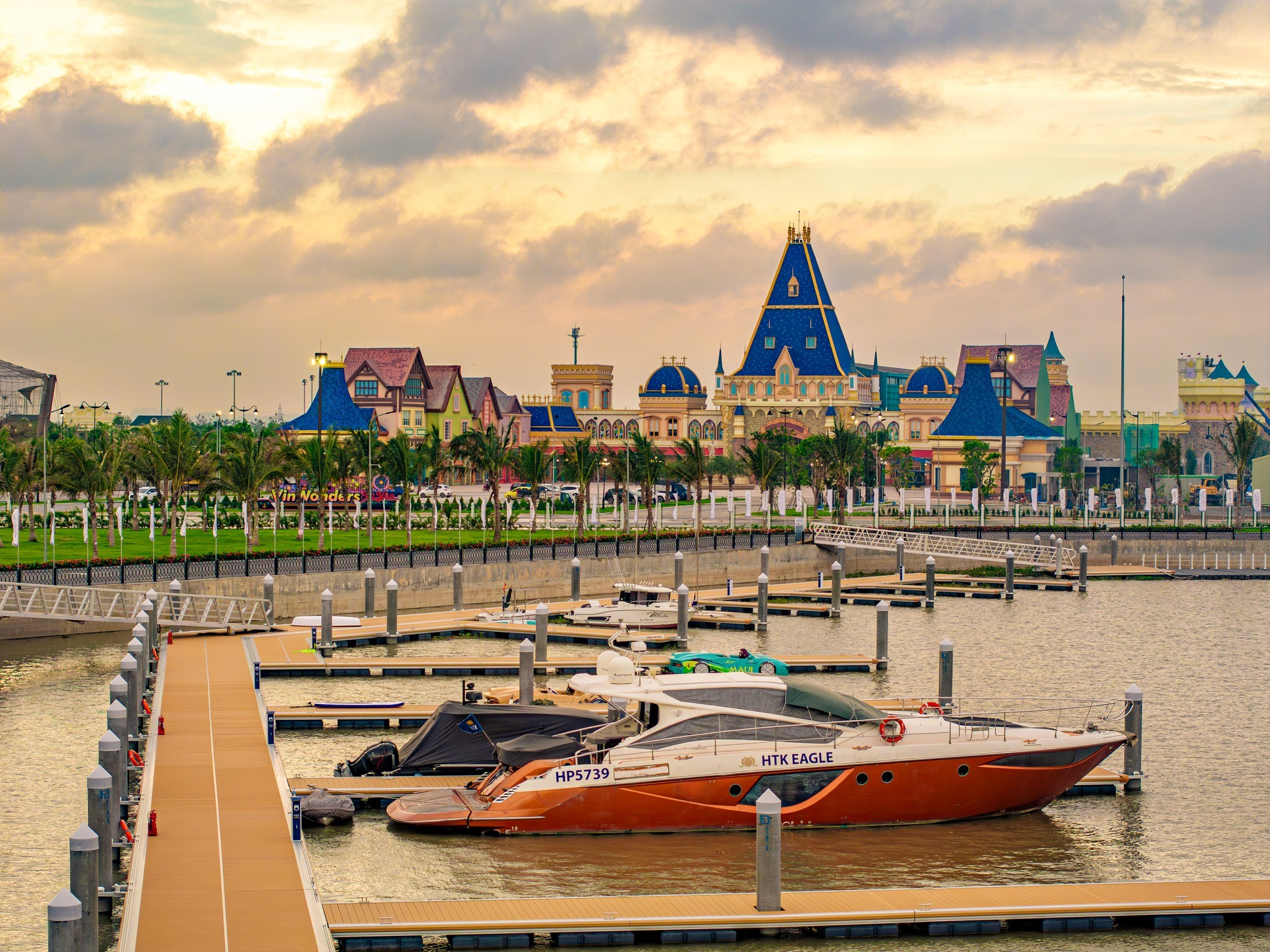 Hệ thống tiện ích đẳng cấp của Vinhomes Royal Island thu hút giới đầu tư và cư dân quốc tế