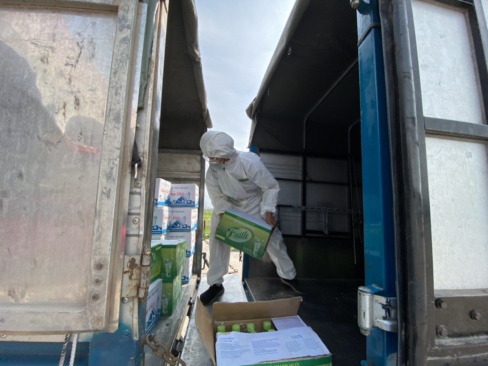Ngày 28/5/2021, Liên hiệp vận động các tổ chức PCPNN hỗ trợ một số vật dụng y tế cho tỉnh Bắc Giang gồm khẩu trang, nước sát khuẩn, đồ bảo hộ… (Ảnh: VUFO)