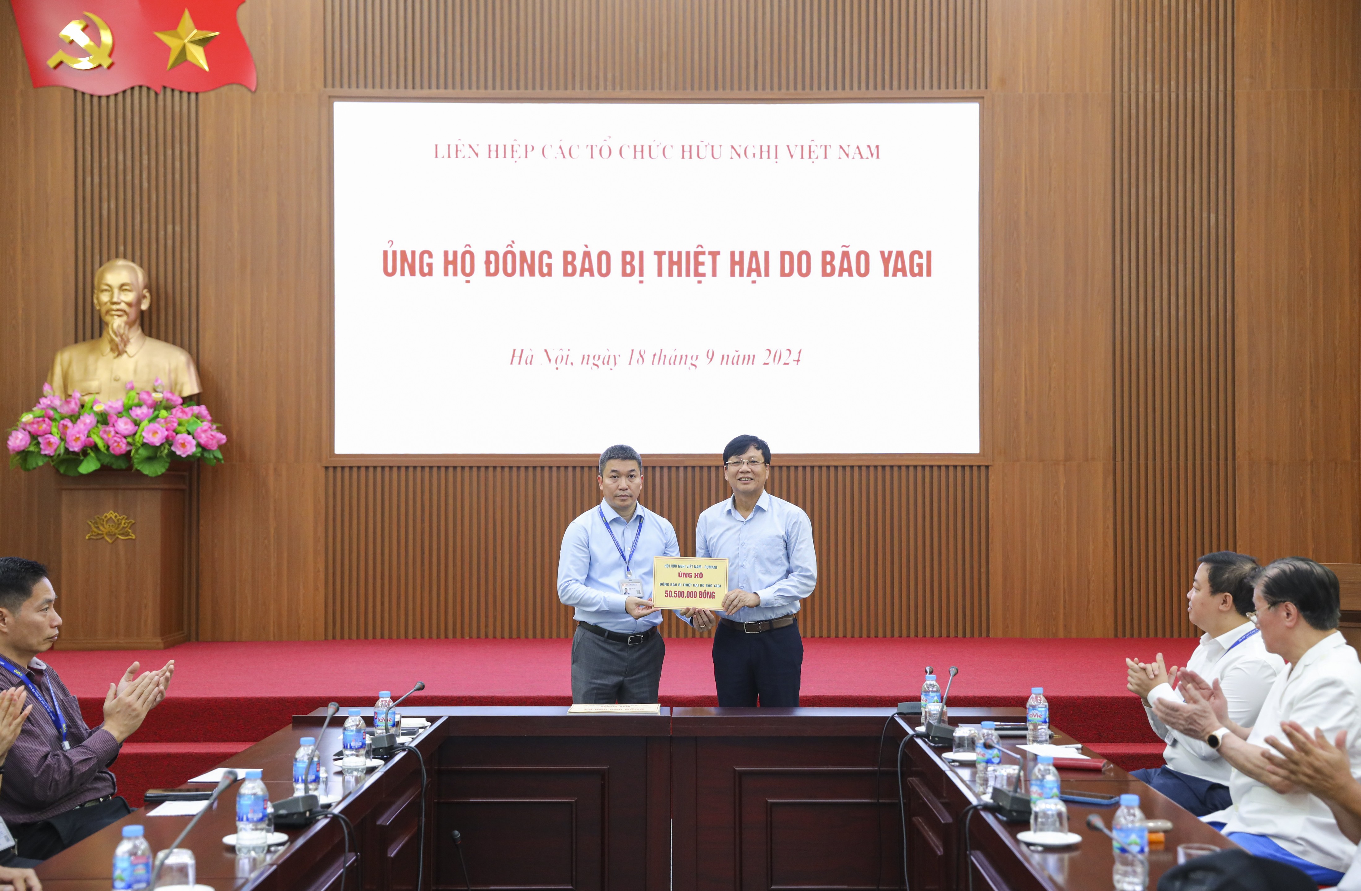 Chủ tịch Liên hiệp Phan Anh Sơn tiếp nhận ủng hộ từ Hội hữu nghị Việt Nam - Rumani dành cho đồng bào bị thiệt hại bởi cơn bão Yagi. (Ảnh: Đinh Hòa)
