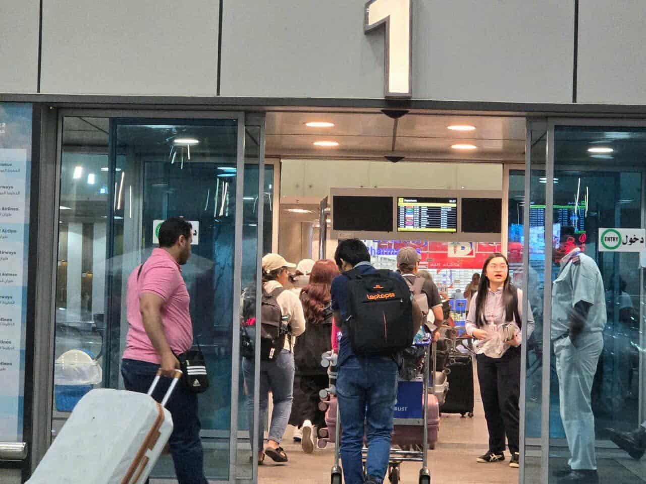 Đoàn công dân Việt Nam vào sân bay ở Cairo (Ai Cập) để về nước. Ảnh: ĐSQ Việt Nam tại Israel 