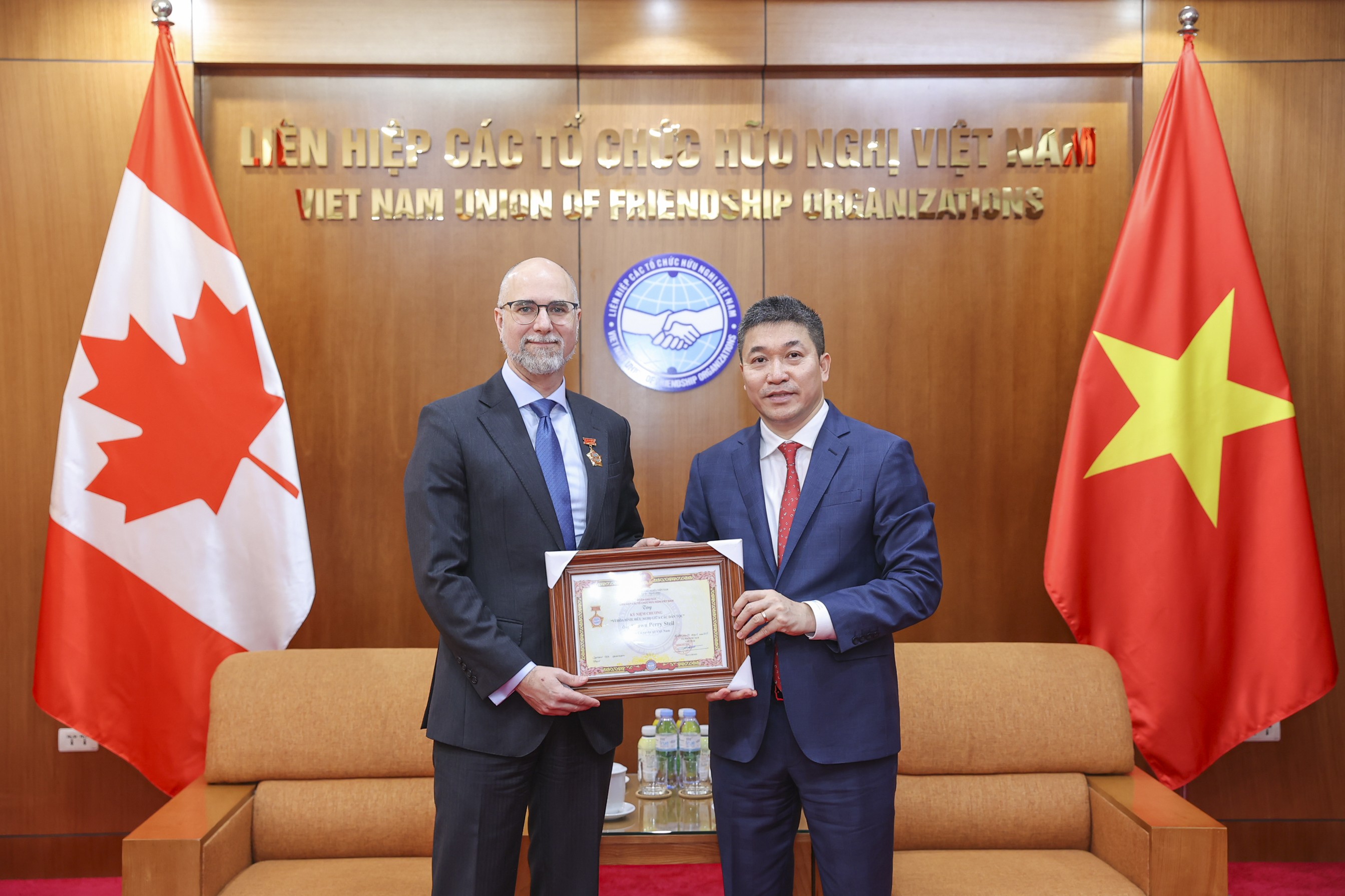 Trao kỷ niệm chương 