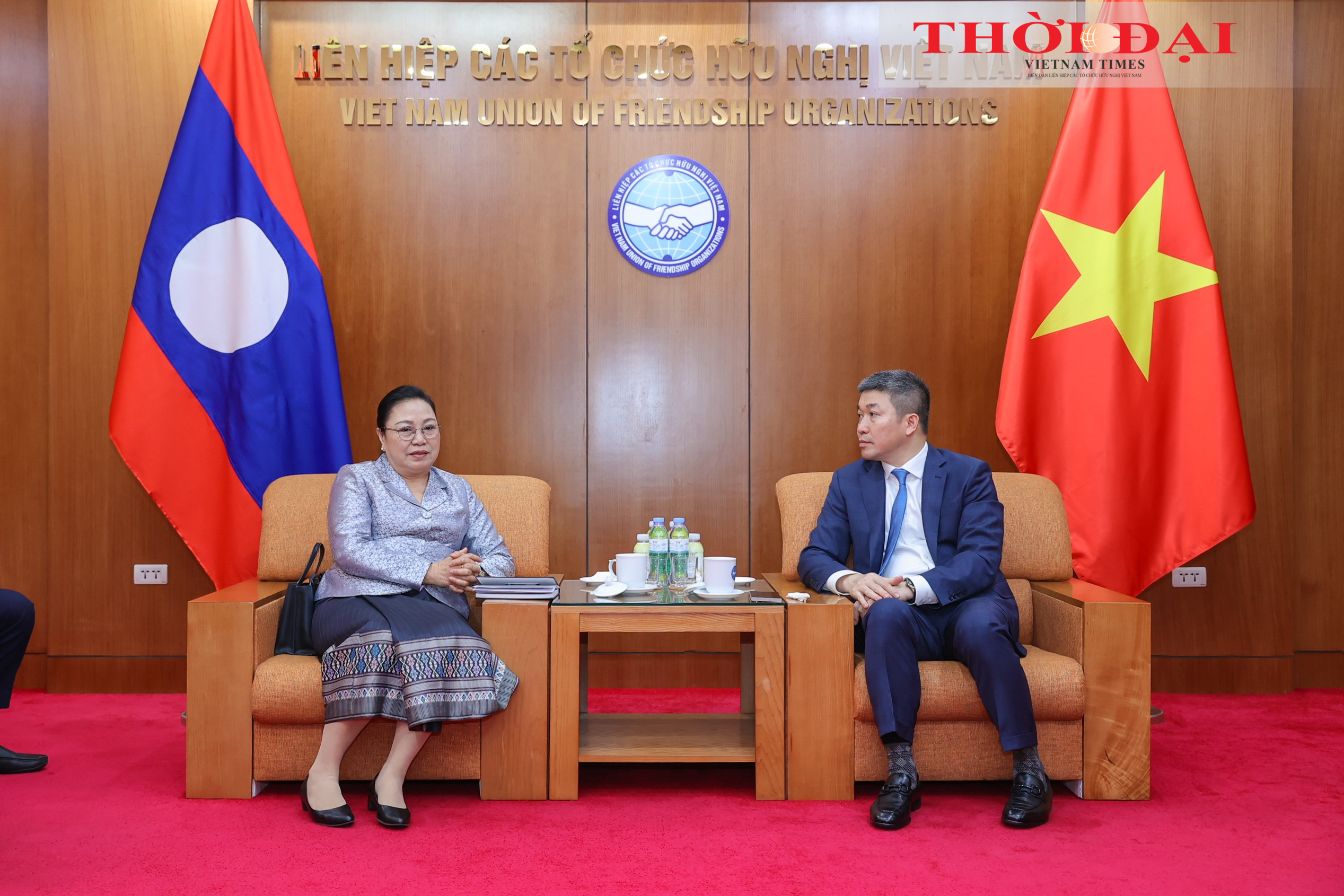 Chủ tịch Liên hiệp các tổ chức hữu nghị Việt Nam Phan Anh Sơn trao đổi với Đại sứ Lào tại Việt Nam Khamphao Ernthavanh. (Ảnh: Đinh Hòa)