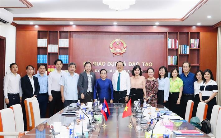 Thứ trưởng Thường trực Phạm Ngọc Thưởng và bà Khamphao Ernthavanh cùng thành viên hai bên