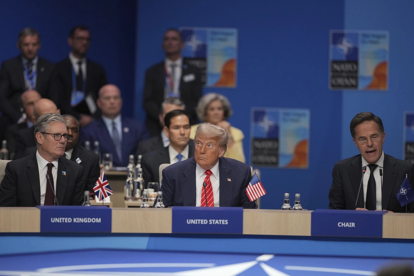 Tổng thống Mỹ Donald Trump (ở giữa), cùng Thủ tướng Anh Keir Starmer (bên trái) tại hội nghị thượng đỉnh NATO, ngày 25/6/2025. (Ảnh: AP)