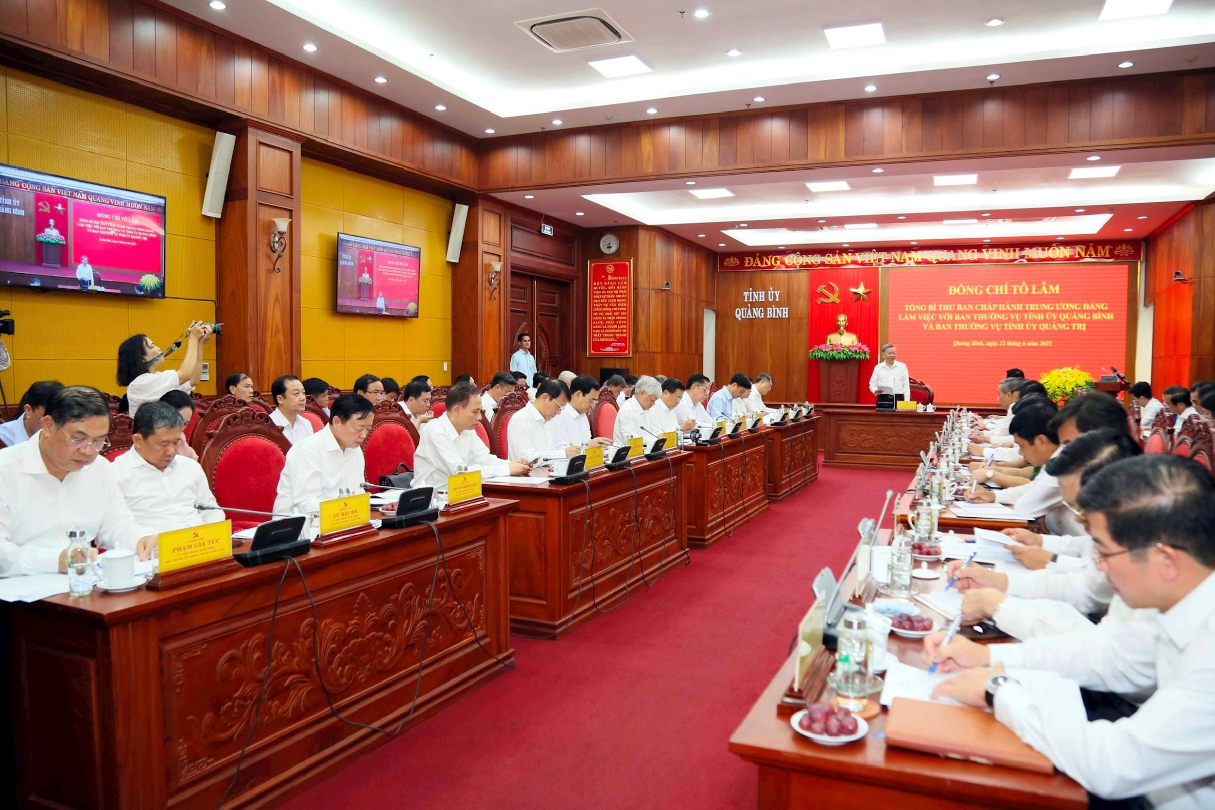 Quang cảnh buổi làm việc. (Ảnh: Daibieunhandan.vn)