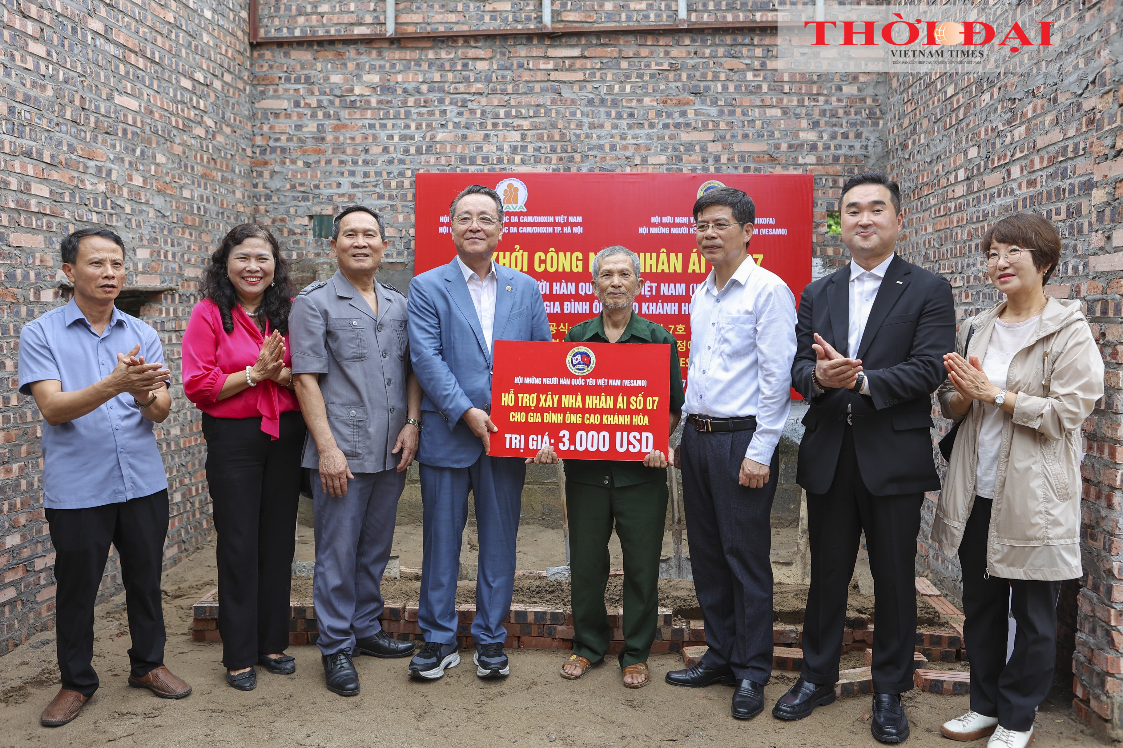 Ông Chang Ho Ick (thứ tư từ trái sang), Chủ tịch VESAMO trao hỗ trợ xây Nhà Nhân ái cho gia đình ông Cao Khánh Hòa. (Ảnh: Đinh Hòa)