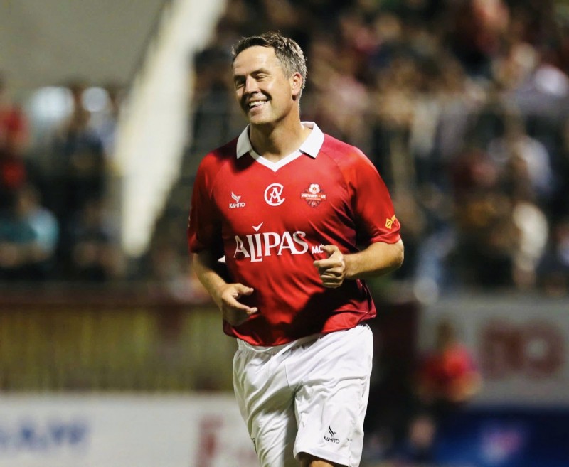 Tiền đạo nổi danh một thời Michael Owen chơi nổi bật trong đội hình Manchester Reds