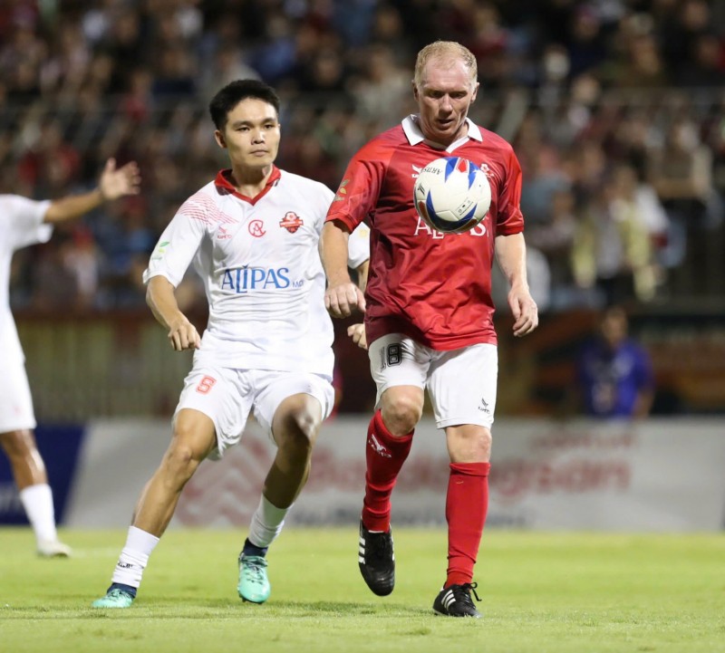 Cựu danh thủ Paul Scholes dù tuổi tác vẫn để lại dấu ấn bằng những pha xử lý kĩ thuật