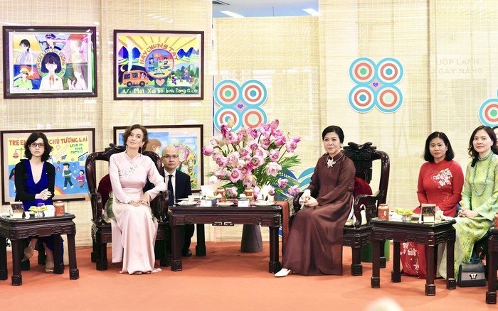 Phu nhân Ngô Phương Ly (thứ 3 từ phải sang), Tổng Giám đốc UNESCO Audrey Azoulay (thứ 2 từ trái sang), Chủ tịch Hội LHPN Việt Nam Nguyễn Thị Tuyến (thứ 2 từ phải sang) và các đại biểu thưởng trà