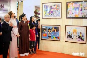 Phu nhân Tổng Bí thư và Tổng Giám đốc UNESCO dự triển lãm tranh cổ vũ quyền học tập của trẻ em gái