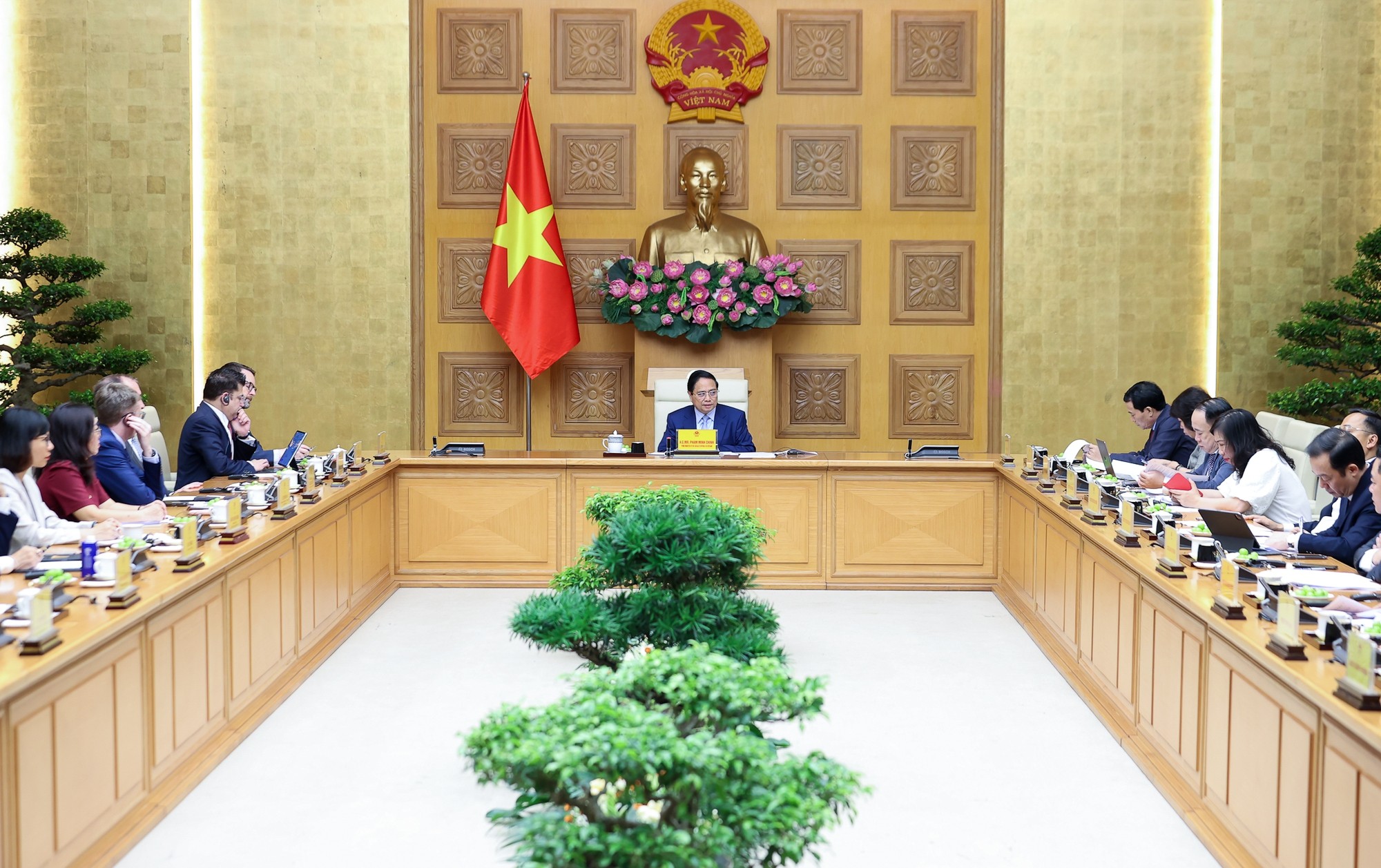 Thủ tướng kêu gọi các doanh nghiệp Anh thực hiện 6 đột phá cùng Việt Nam