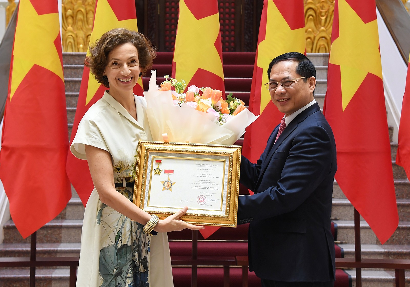 Tổng Giám đốc UNESCO nhận Kỷ niệm chương 