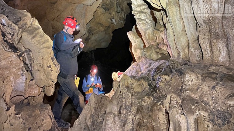 Các chuyên gia của Hiệp hội hang động quốc gia Hoa Kỳ tiến hành các bước khảo sát tại hang động thuộc vùng Công viên địa chất toàn cầu UNESCO Lạng Sơn.