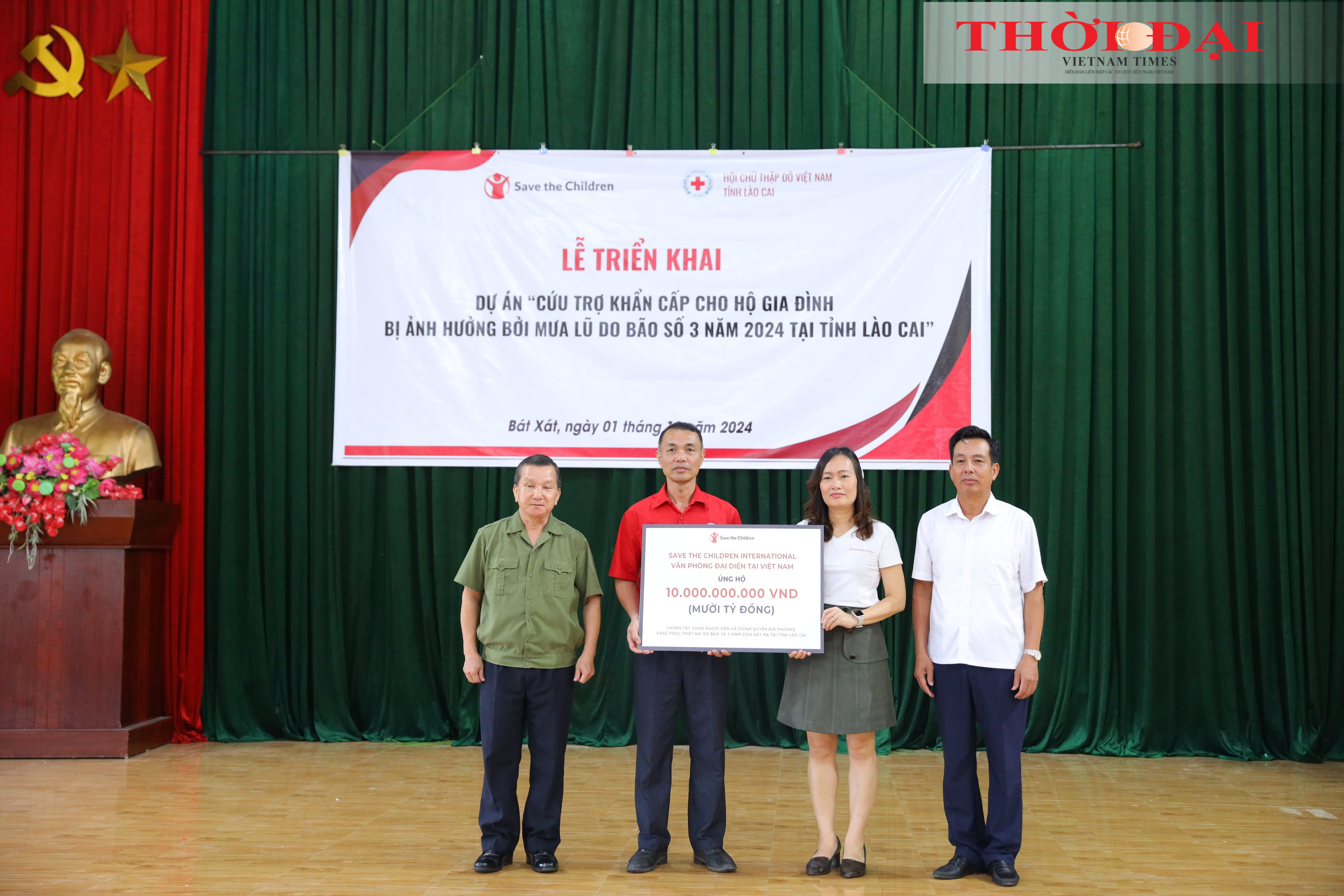 Bà Lê Thị Thanh Hương, Trưởng đại diện Tổ chức Cứu trợ trẻ em tại Việt Nam trao10 tỷ đồng hỗ trợ khẩn cấp các gia đình bị ảnh hưởng bởi bão Yagi trên địa bàn tỉnh Lào Cai, ngày 01/10/2024. (Ảnh: Đinh Hòa)