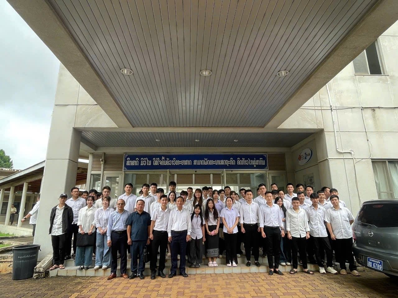 Các đại biểu chụp ảnh cùng đại diện Đoàn du học sinh Việt Nam tại Lào. (Ảnh: Đại sứ quán Việt Nam tại Lào)