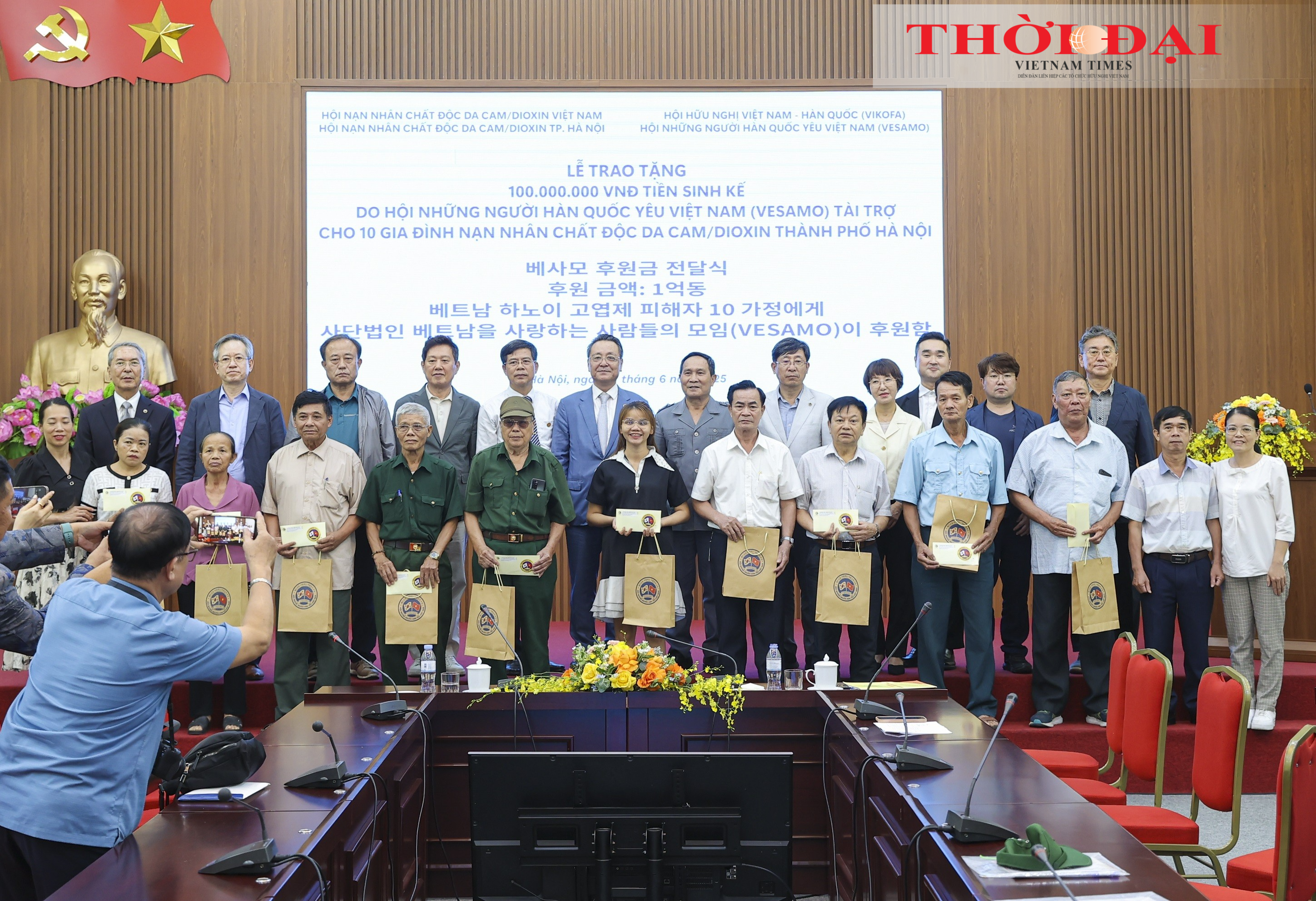Chị Nguyễn Thị Sen (hàng đầu, thứ bảy từ phải sang) nhận hỗ trợ sinh kế từ VESAMO. (Ảnh: Đinh Hòa)
