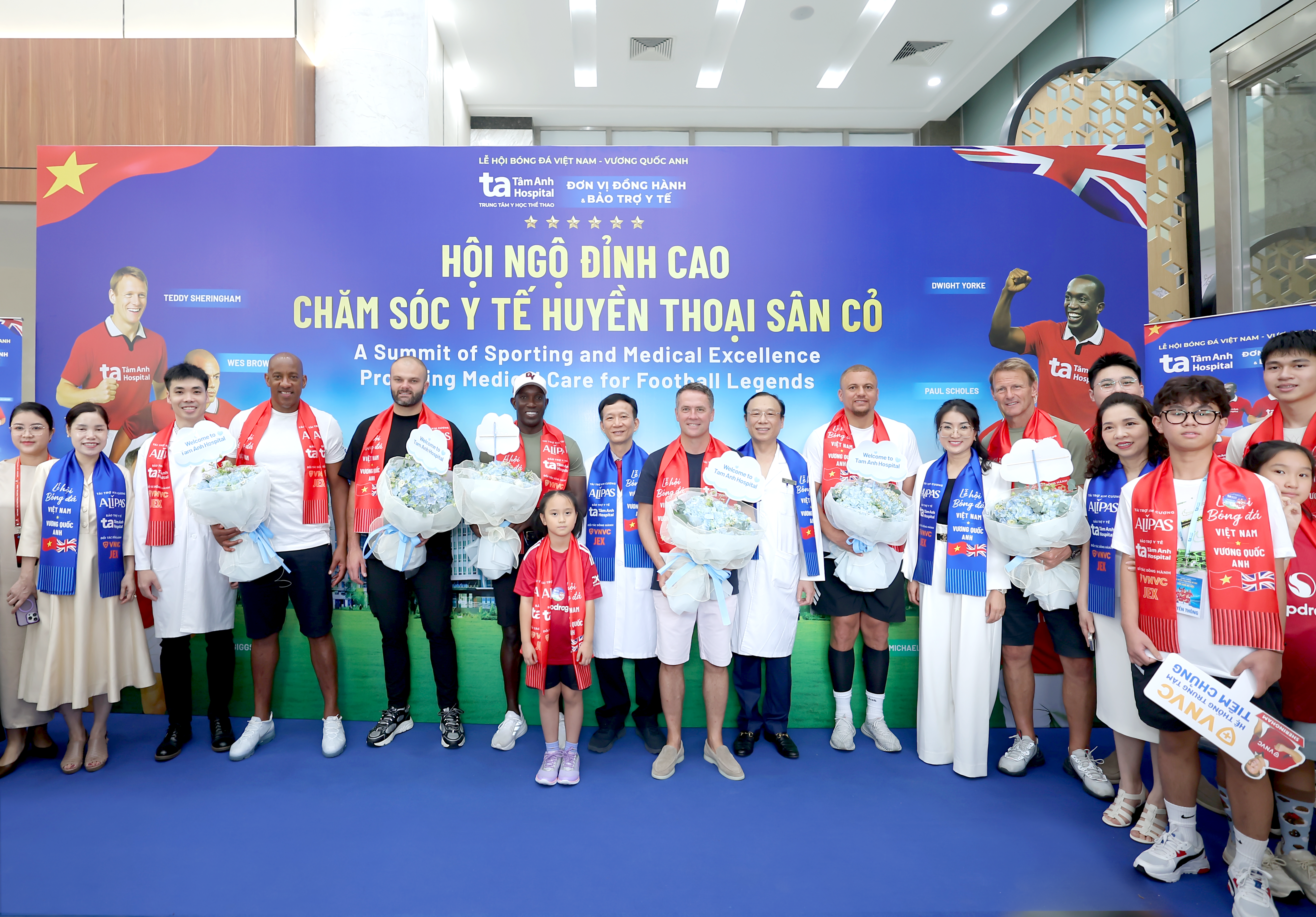 Dàn danh thủ huyền thoại của Manchester Reds được Ban lãnh đạo BVĐK Tâm Anh và đông đảo người hâm mộ chào đón vào chiều 29/6. (Ảnh: BVĐK Tâm Anh)