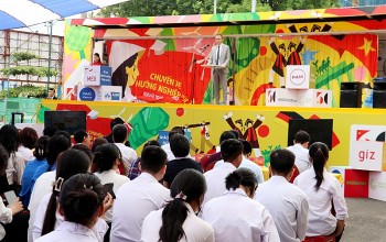 chuyen xe huong nghiep duc ket noi co hoi nghe nghiep va van hoa viet duc