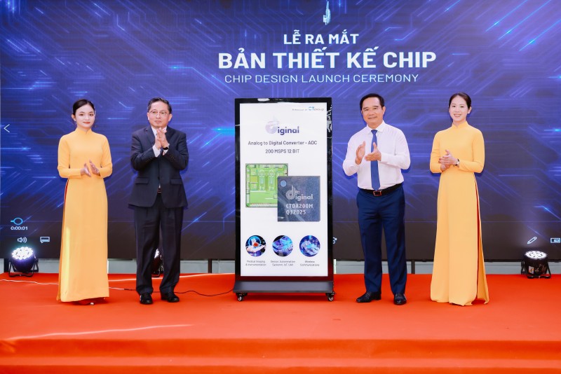Đồng chí Nguyễn Văn Được - Ủy viên Trung ương Đảng, Phó Bí thư Thành ủy, Chủ tịch UBND TPHCM (bên phải) và Ông Trần Kim Chung - Chủ tịch Tập Đoàn CT Group tại Lễ ra mắt bản thiết kế chip IoT của người Việt