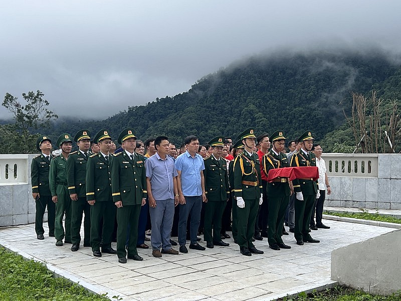 Lưu giữ lá cờ đầu tiên tại cột cờ A Pa Chải sau 56 ngày treo