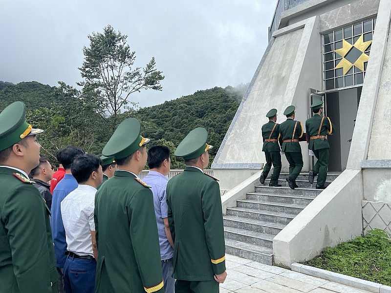 Lưu giữ lá cờ đầu tiên tại cột cờ A Pa Chải sau 56 ngày treo