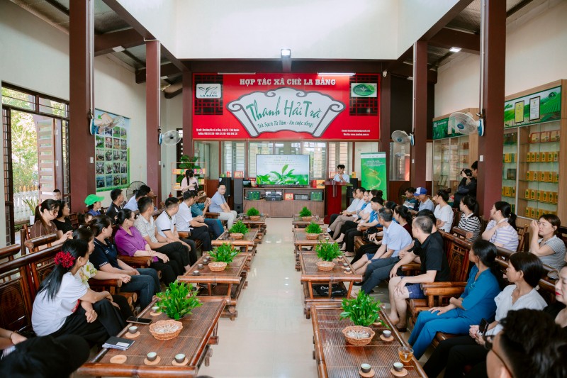 Bà con nông dân chăm chú lắng nghe hướng dẫn từ các chuyên gia trong buổi tập huấn
