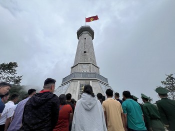 Lưu giữ lá cờ đầu tiên tại cột cờ A Pa Chải sau 56 ngày treo