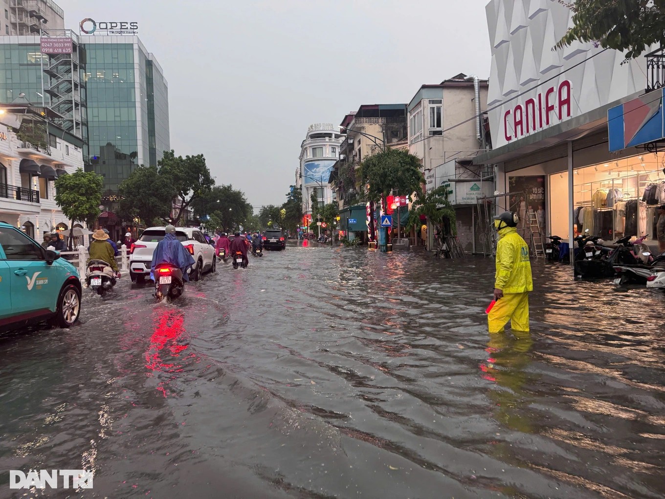 Nhiều tuyến phố Hà Nội bị ngập sau trận mưa lớn chiều 30/6/2025. (Ảnh: Báo Dân trí)