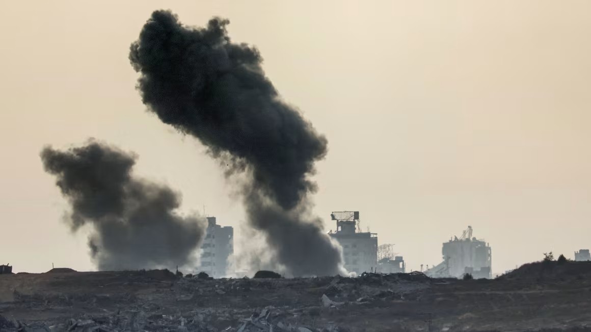 Khói bốc lên sau một cuộc không kích của Israel tại vùng lãnh thổ Palestine bị bao vây, ngày 1/7/2025. (Ảnh: Getty)