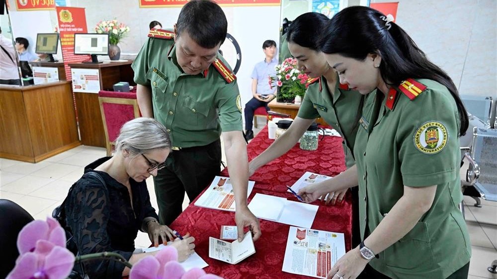 Người nước ngoài thuận lợi khi làm định danh điện tử tại Việt Nam