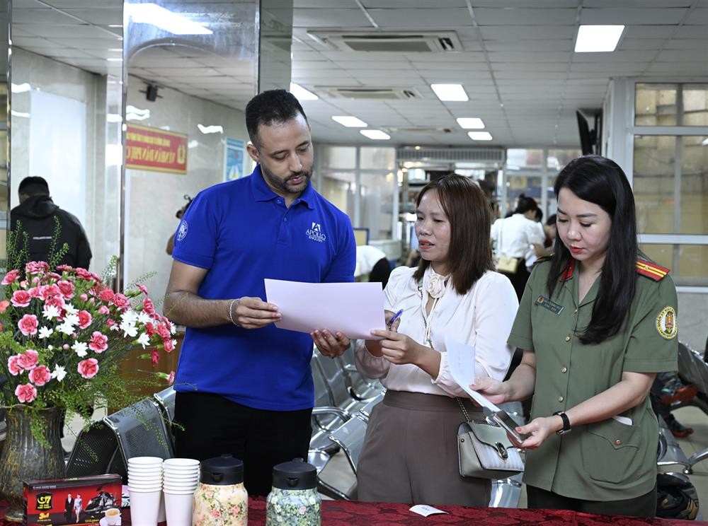 Việc cấp tài khoản định danh điện tử giúp người nước ngoài dễ dàng thực hiện các thủ tục hành chính trực tuyến, giảm thiểu thời gian, giấy tờ, đồng thời đảm bảo tính xác thực và bảo vệ quyền lợi hợp pháp trong quá trình sinh sống và làm việc tại Việt Nam. (Ảnh: Bộ Công an)