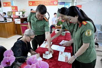 Người nước ngoài thuận lợi khi làm định danh điện tử tại Việt Nam