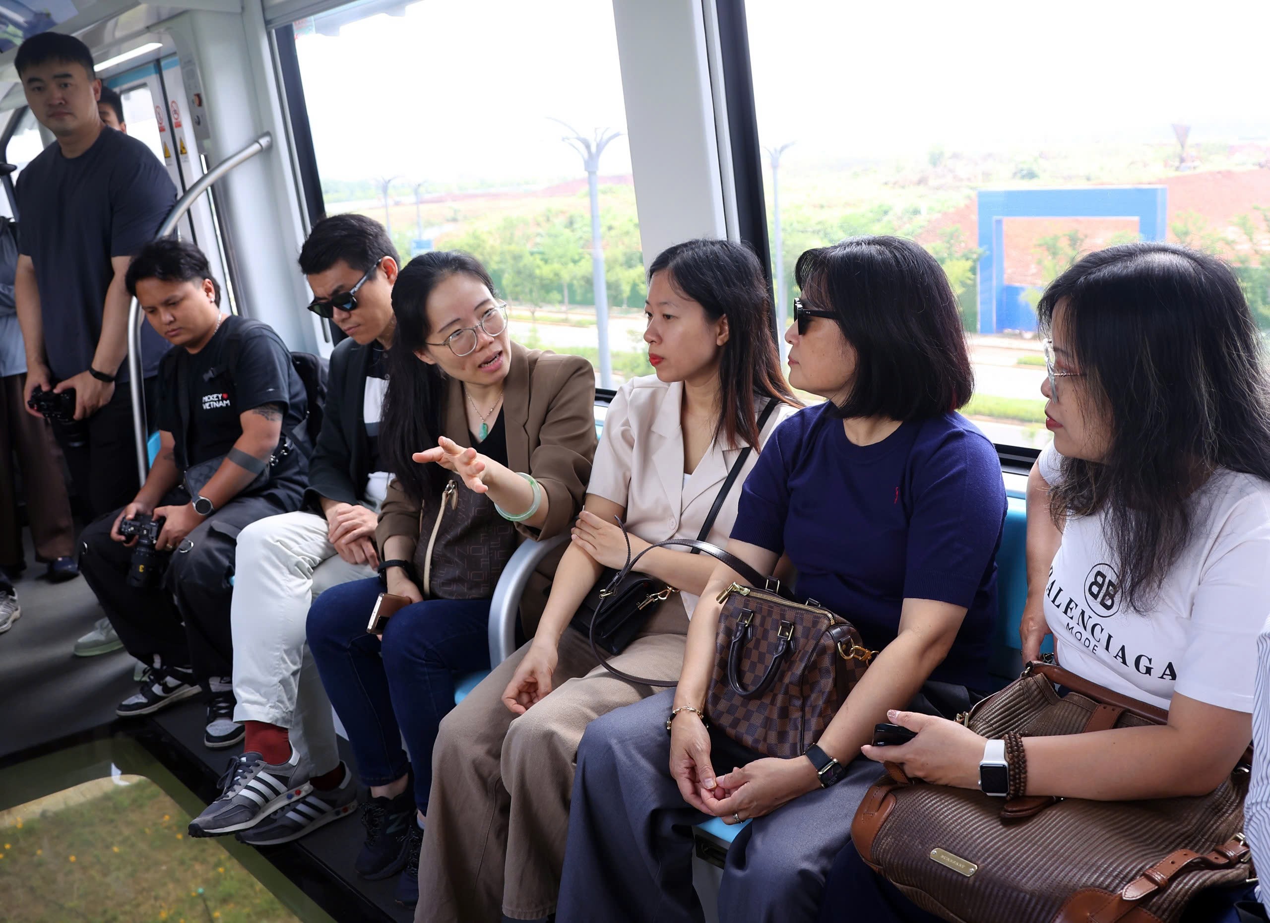 Đến Vũ Hán (Trung Quốc) trải nghiệm đường sắt treo, đi taxi không người lái