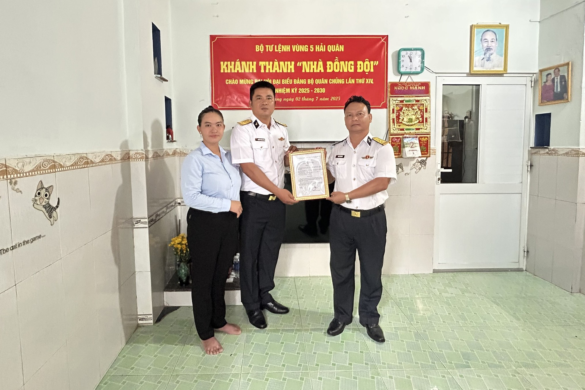 Thượng tá Phạm Khắc Đông trao quyết định bàn giao “Nhà đồng đội” cho gia đình đồng chí Nguyễn Trung Kiên. (Ảnh: Minh Châu)