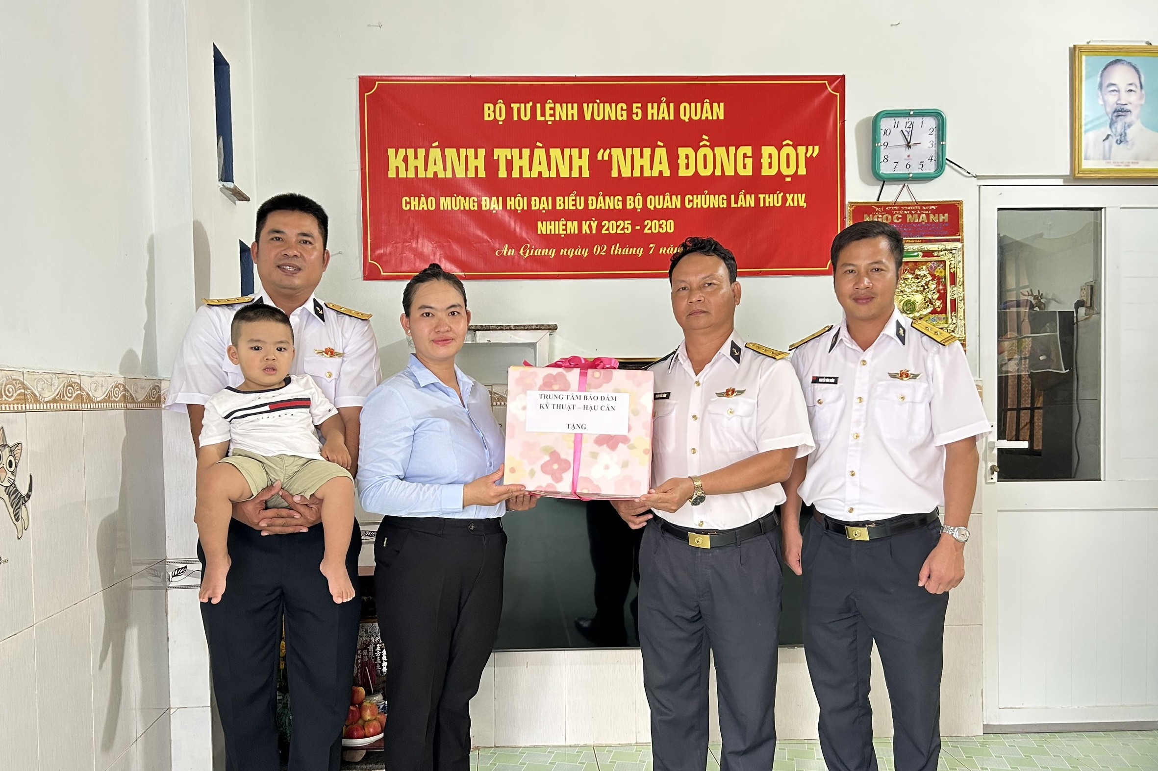 Chỉ huy Trung tâm Bảo đảm Kỹ thuật – Hậu cần tặng quà gia đình đồng chí Kiên. (Ảnh: Minh Châu)