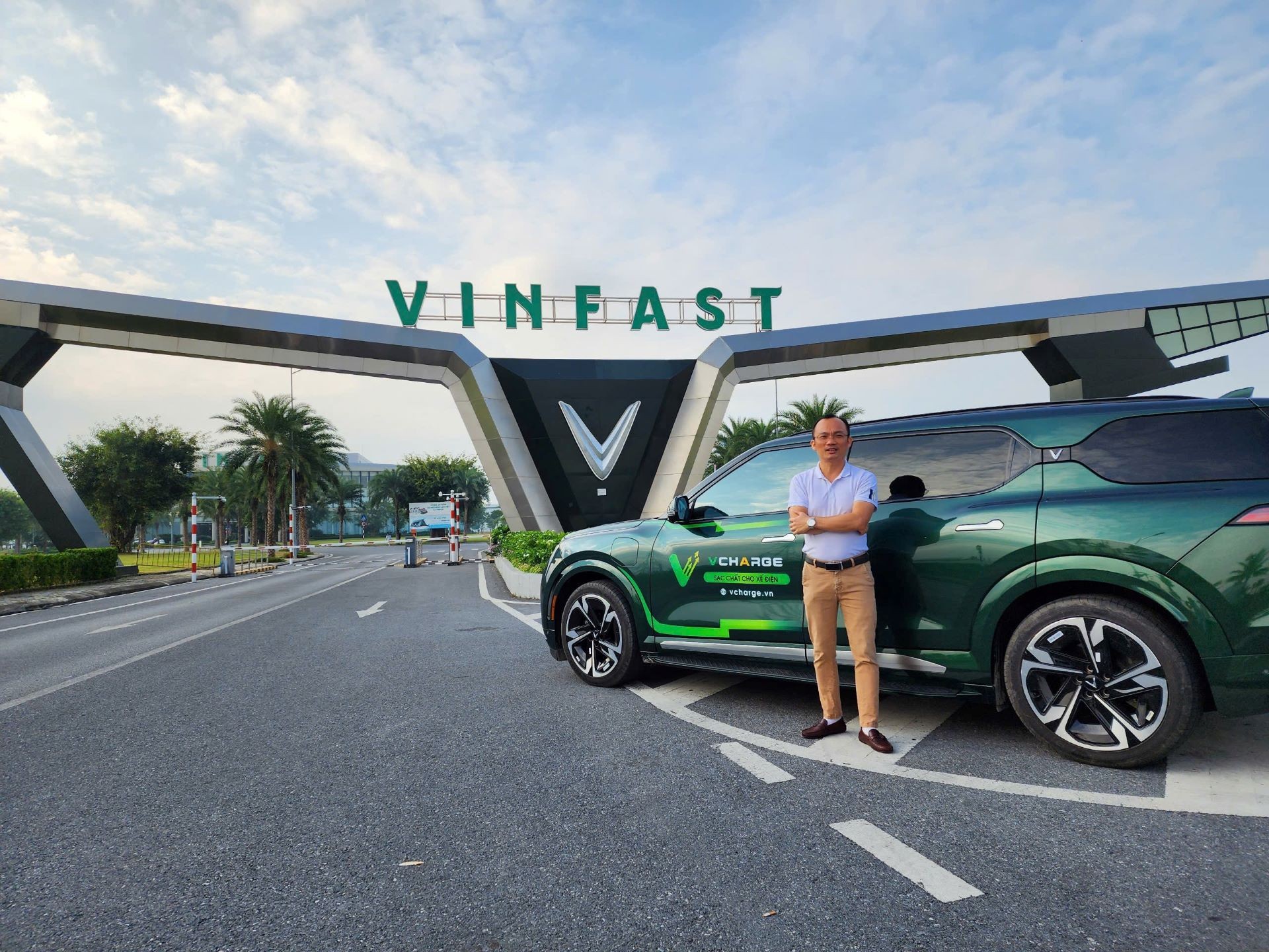 Anh Thịnh Văn Hạnh (Hà Nội) bên chiếc VF 9 đầu tiên.