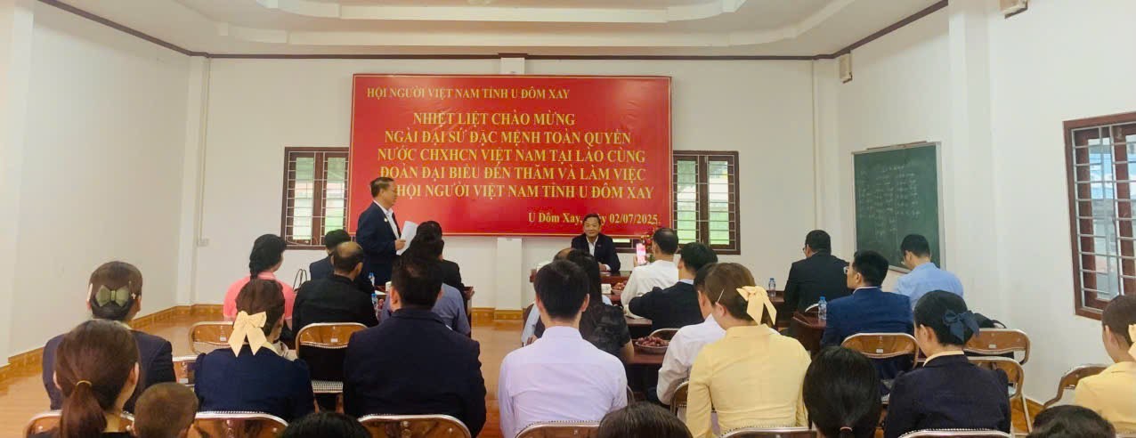 Buổi làm việc giữa Đại sứ Việt Nam tại Lào Nguyễn Minh Tâm và Hội người Việt Nam tỉnh Oudomxay. (Ảnh: Đại sứ quán Việt Nam tại Lào)