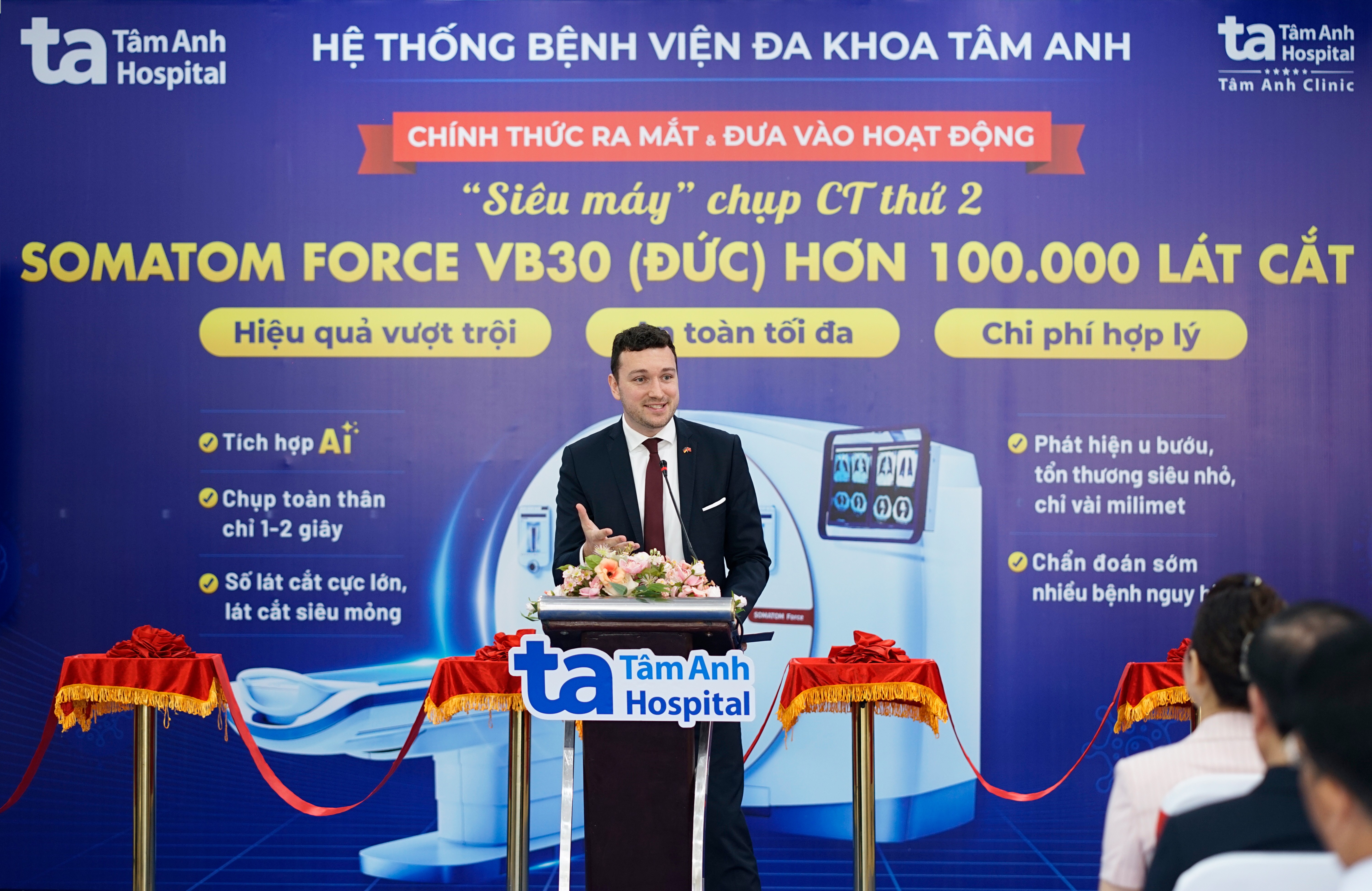 Ông Christopher Scholl - Phó Tổng Lãnh sự, Đại diện Tổng Lãnh sự quán CHLB Đức phát biểu tại buổi lễ, đánh giá cao sự đầu tư công nghệ cao của BV Tâm Anh. Ảnh: Bệnh viện Đa khoa Tâm Anh.