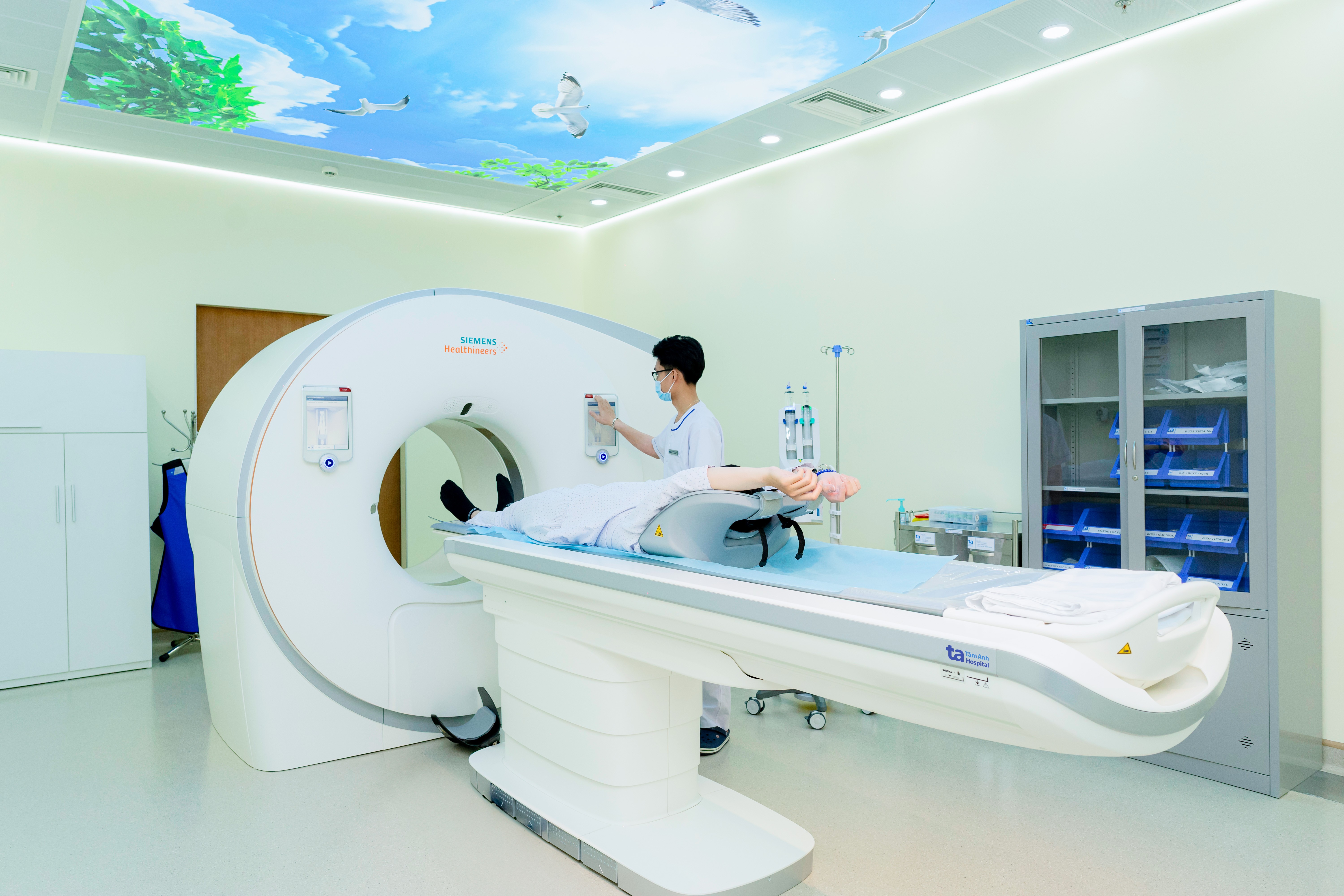 Người bệnh đang chụp CT bằng “siêu máy” CT Somatom Force VB30 hiện đại trong ngày đầu vận hành. Ảnh: Bệnh viện Đa khoa Tâm Anh