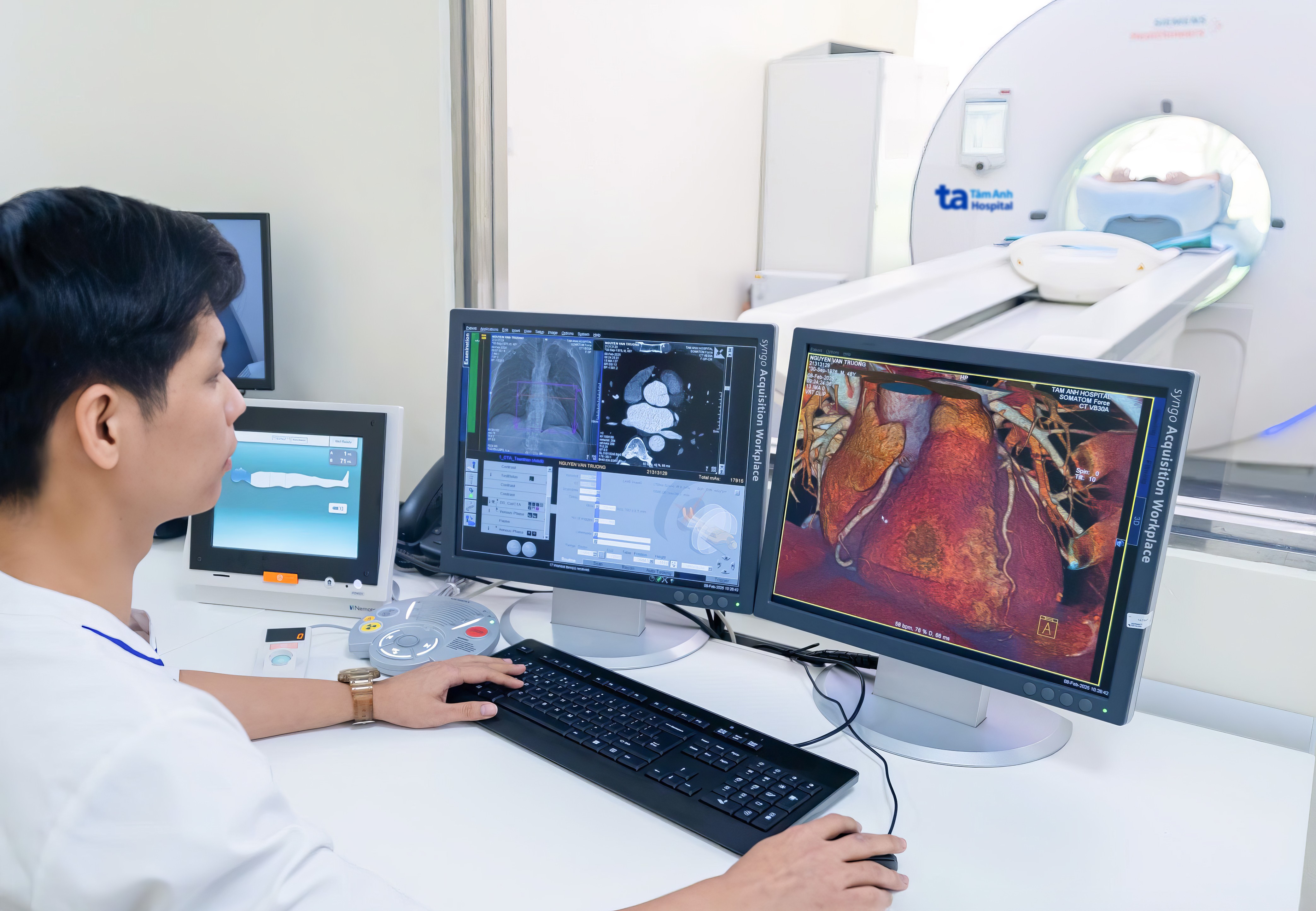  Kỹ thuật viên đang đánh giá hình ảnh chi tiết do “siêu máy” CT hơn 100.000 lát cắt mang lại. Ảnh: Bệnh viện Đa khoa Tâm Anh