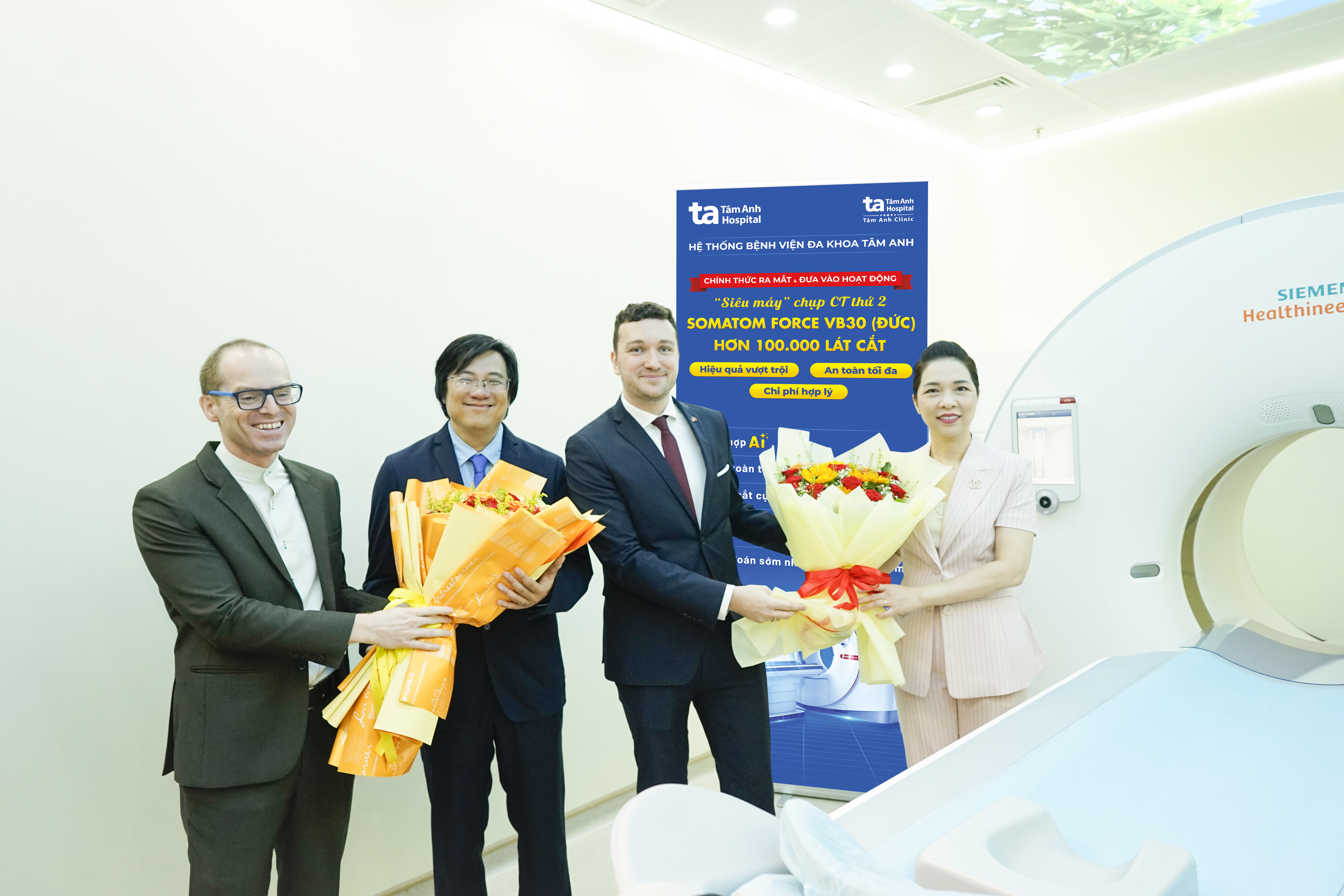  Đại diện Lãnh sự quán Đức và Giám đốc Điều hành Siemens Healthineer tặng hoa cho Ban lãnh đạo Bệnh viện Đa khoa Tâm Anh trong sự kiện vận hành “siêu máy CT” tại Tâm Anh Quận 7. (Ảnh: Bệnh viện Đa khoa Tâm Anh)